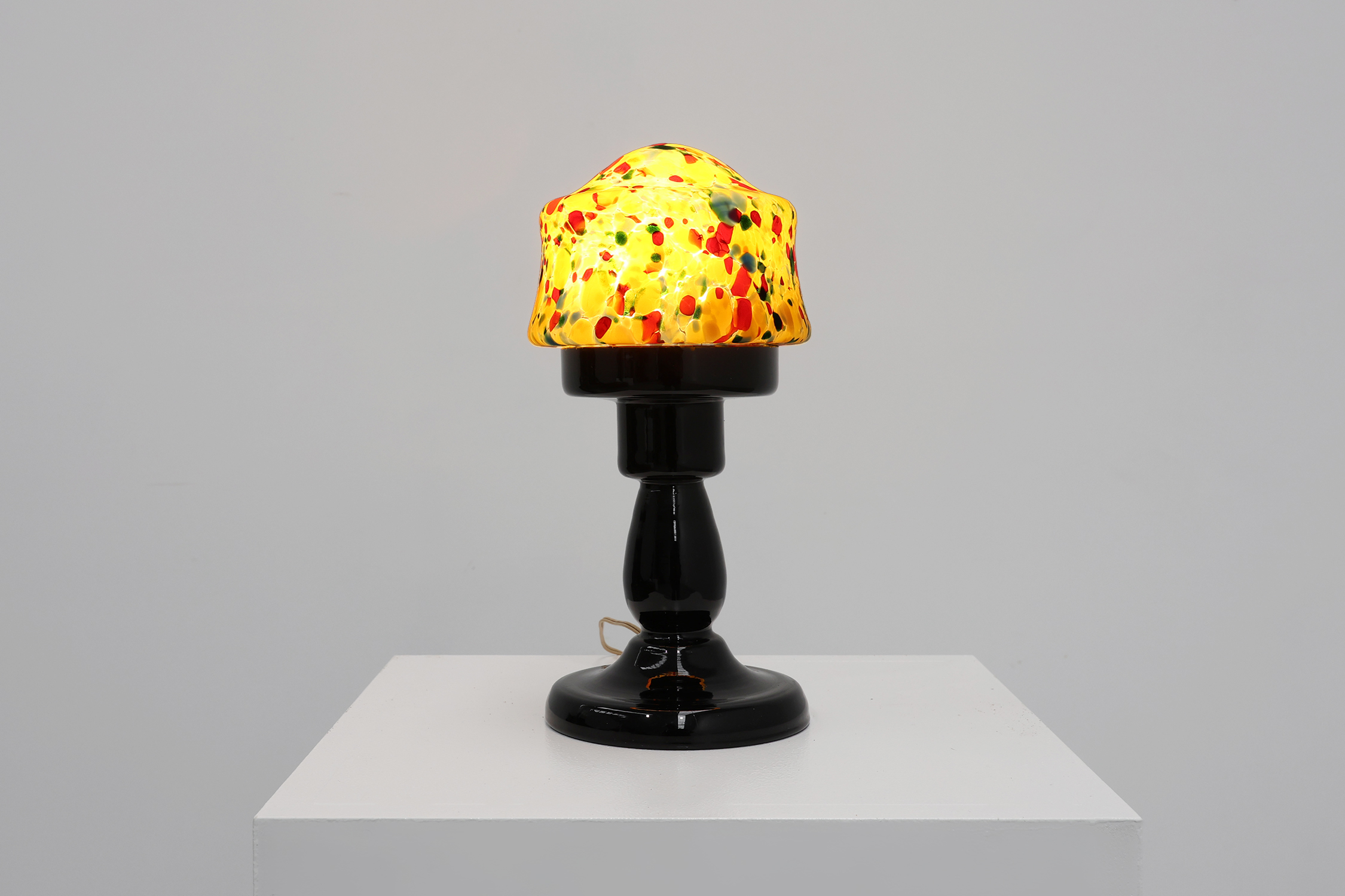 French Art Deco Table Lamp with Multicolored Spatter Glass Shade and Black Glass Base, 1920sthumbnail